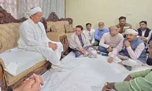 डॉ. हिमांशु द्विवेदी के निवास पहुंचे रावतपुरा सरकार : पूज्य पिताजी पंडित कीर्ति नारायण द्विवेदी जी के निधन पर सांत्वना देकर परिवार को दिया आशीर्वाद