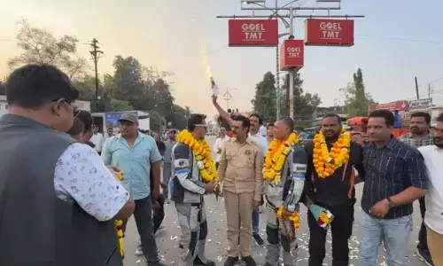 बस्तर के 3 राइडर्स का स्वागत करते हुए नगरवासी