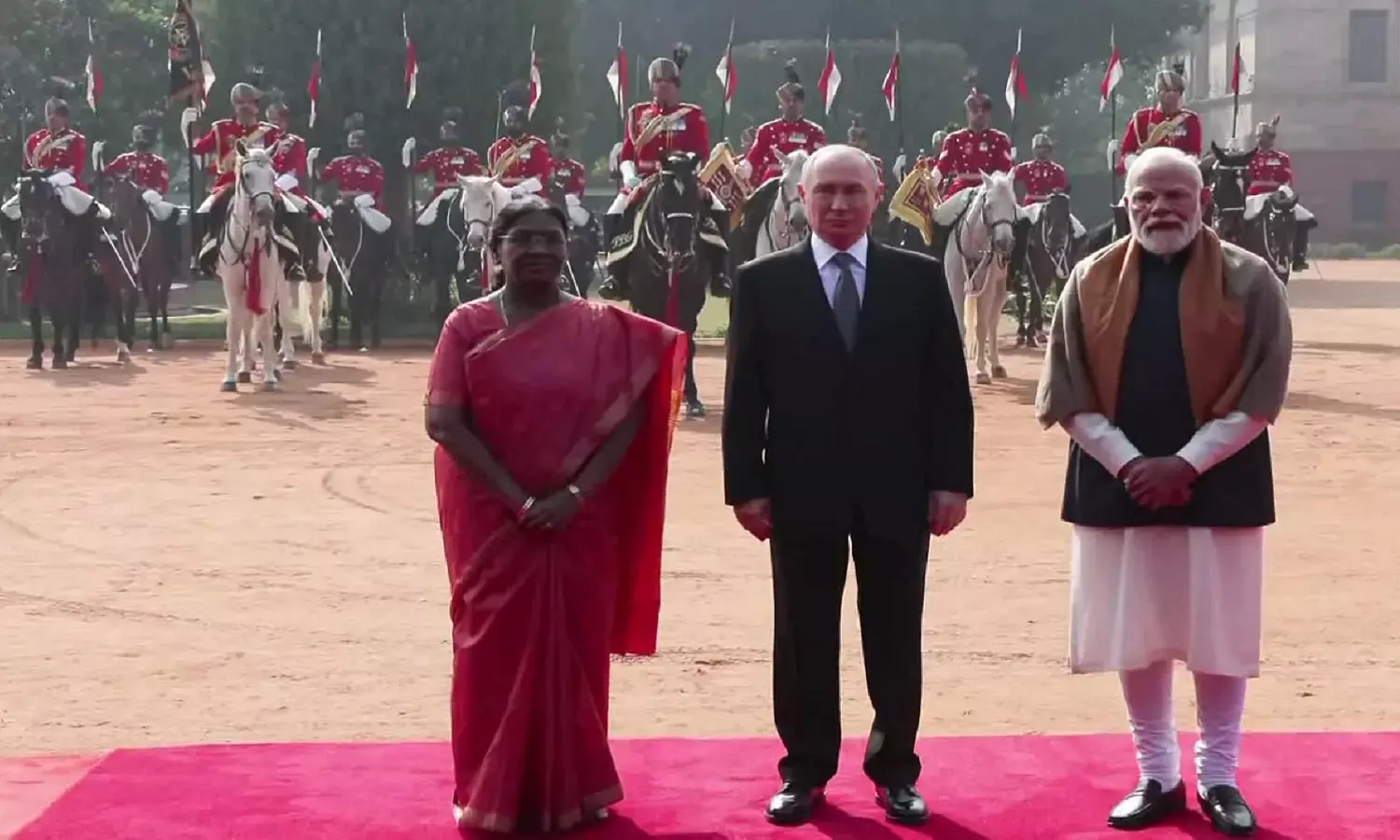 purin in rashtrapati bhawan: पुतिन राष्ट्रपति भवन पहुंचे, जहां उनका द्रौपदी मुर्मू और प्रधानमंत्री मोदी ने भव्य स्वागत किया।