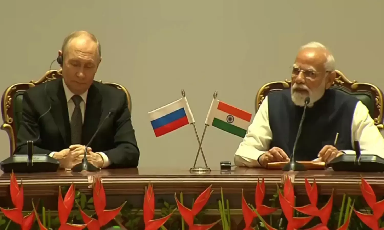India-Russia Business Forum: प्रधानमंत्री नरेंद्र मोदी और रूस के राष्ट्रपति व्लादिमीर पुतिन ने शुक्रवार को भारत-रूस बिजनेस फोरम में हिस्सा लिया।