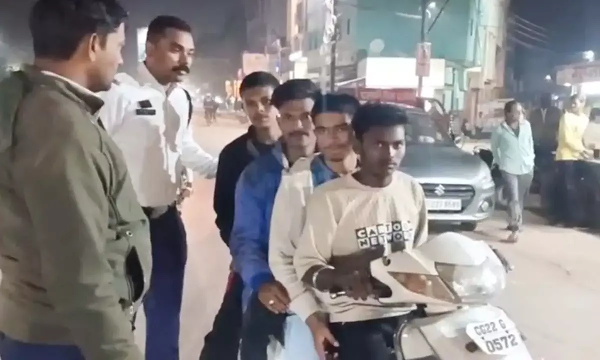 पुलिस ने चेकिंग