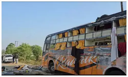 लखनऊ से इंदौर जा रही बस पलटी, 1 की मौत, 16 घायल