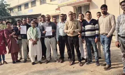 दो महीने से वेतन रोकने पर सवाल, बर्खास्त हुए 25 कर्मियों की बहाली की भी मांग