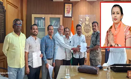 कलेक्टर और एसपी के नाम ज्ञापन सौंपाते हुए व्यापारी संघ के पदाधिकारी