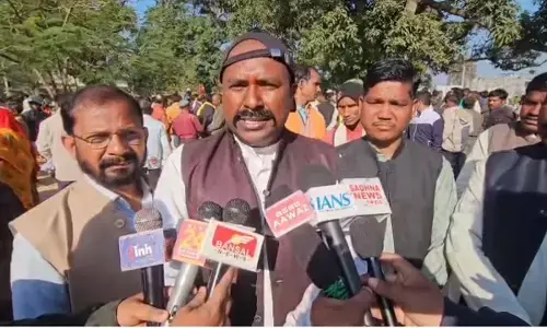 सूरजपुर में धरने पर बैठे किसान : गिरदावरी में कई किसानों का रकबा शून्य तो कई का कम दिखाने का आरोप