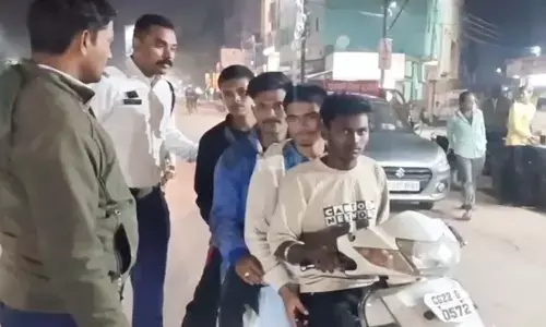 पुलिस ने चेकिंग पुलिस ने चेकिंग