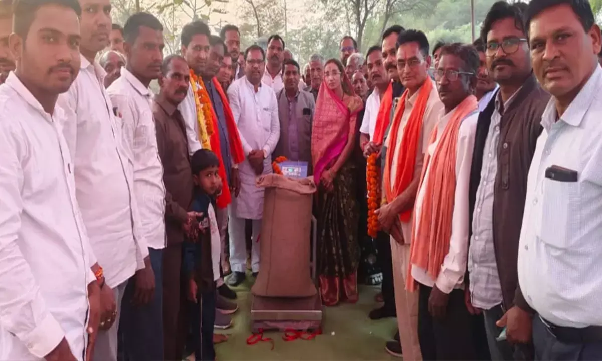 विवादों में धान खरीदी : प्रभारी ने जनप्रतिनिधियों को बुलाकर कराया दोबारा शुभारंभ, स्थानीय लोगों ने लगाया उपेक्षा का आरोप विवादों में धान खरीदी : प्रभारी ने जनप्रतिनिधियों को बुलाकर कराया दोबारा शुभारंभ, स्थानीय लोगों ने लगाया उपेक्षा का आरोप