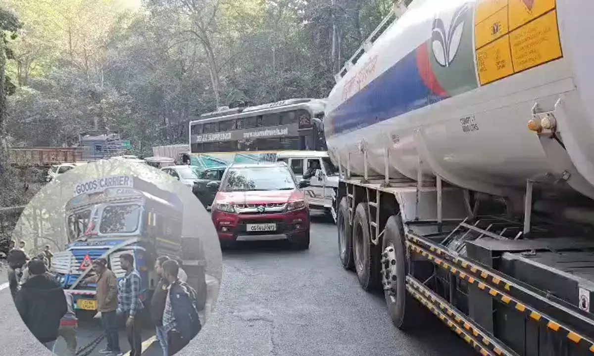 केशकाल घाट में लंबा जाम : ट्रेलर और ट्रक में आमने -सामने भिड़ंत, घंटों से आवाजाही ठप केशकाल घाट में लंबा जाम : ट्रेलर और ट्रक में आमने -सामने भिड़ंत, घंटों से आवाजाही ठप