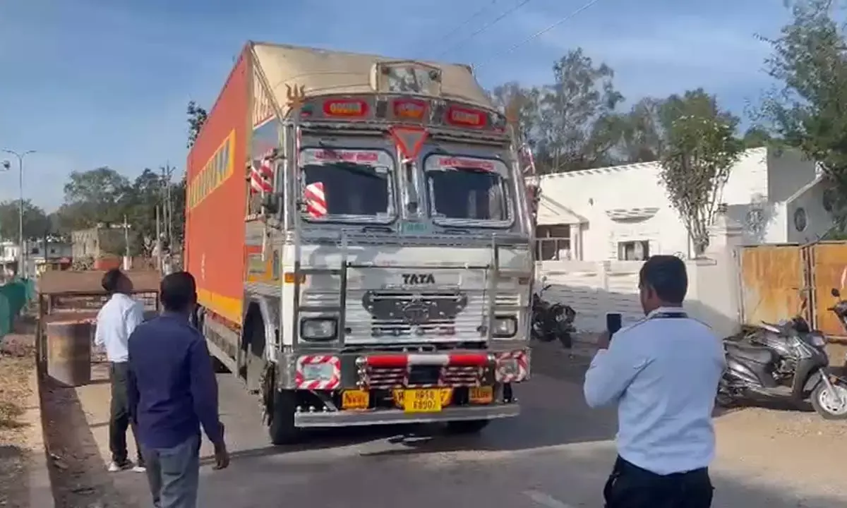 कोटवार के भरोसे चिल्फी चेकपोस्ट : जिम्मेदार अधिकारी नदारद, बड़ी मात्रा में हो रहा धान का अवैध परिवहन