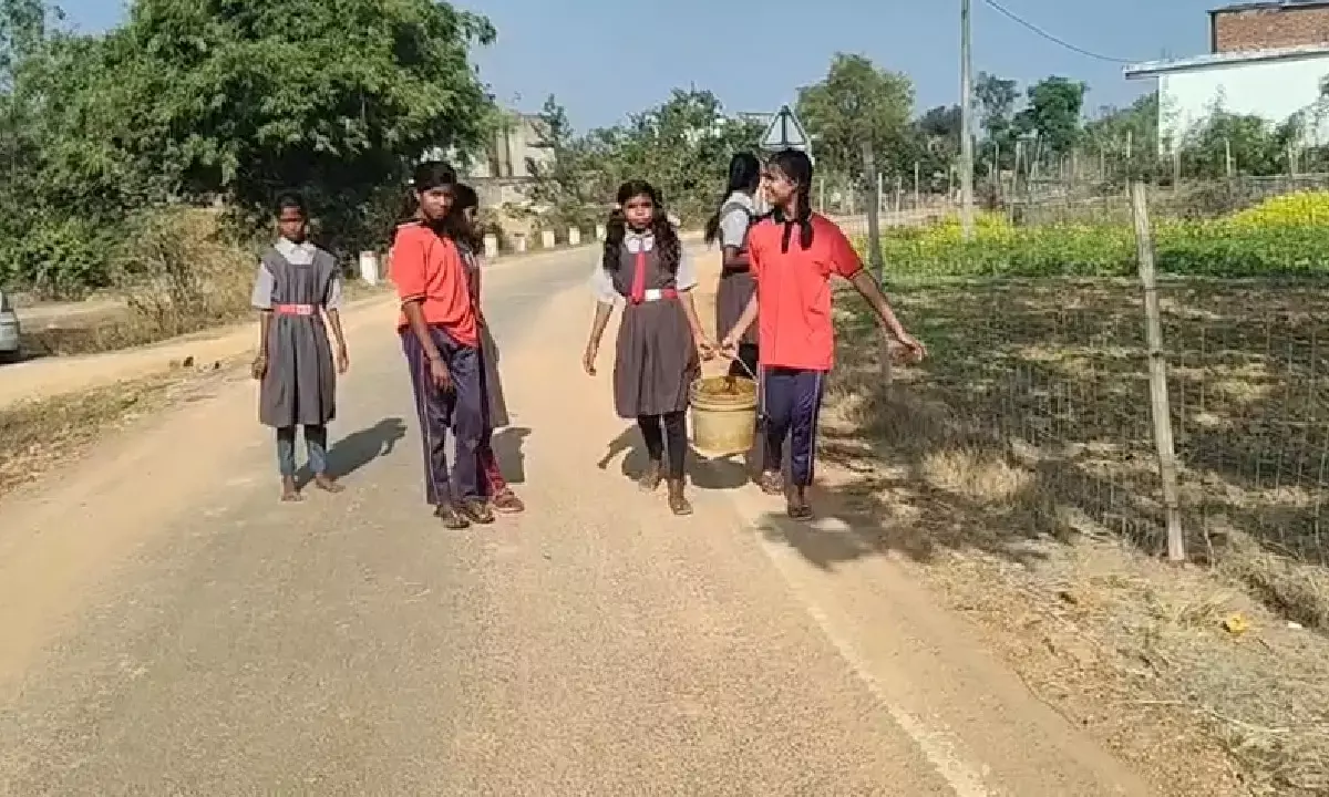 जशपुर जिले में शिक्षा व्यवस्था की शर्मनाक स्थिति : नन्ही बच्चियों के हाथों में किताब की जगह गोबर और पानी का भारी बर्तन, देखिए VIDEO