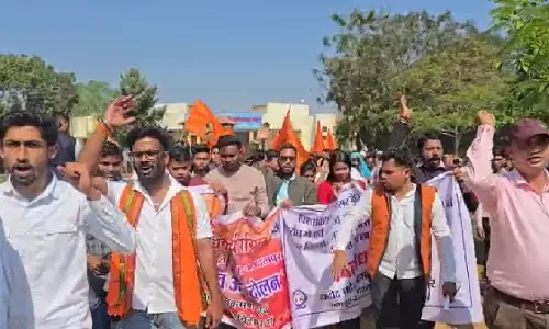 कालेज की जमीन पर लाइब्रेरी बनाने का विरोध : जगदलपुर युनिवर्सिटी गेट के बाहर ABVP का धरना, निर्माण ततकाल रोकने की मांग