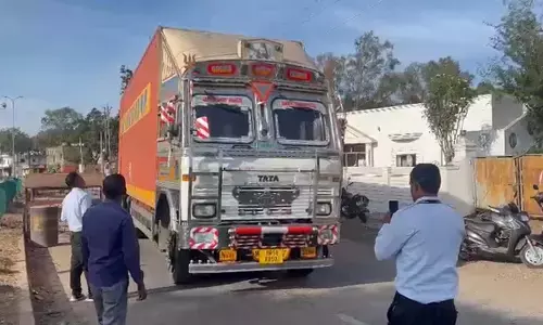 कोटवार के भरोसे चिल्फी चेकपोस्ट : जिम्मेदार अधिकारी नदारद, बड़ी मात्रा में हो रहा धान का अवैध परिवहन