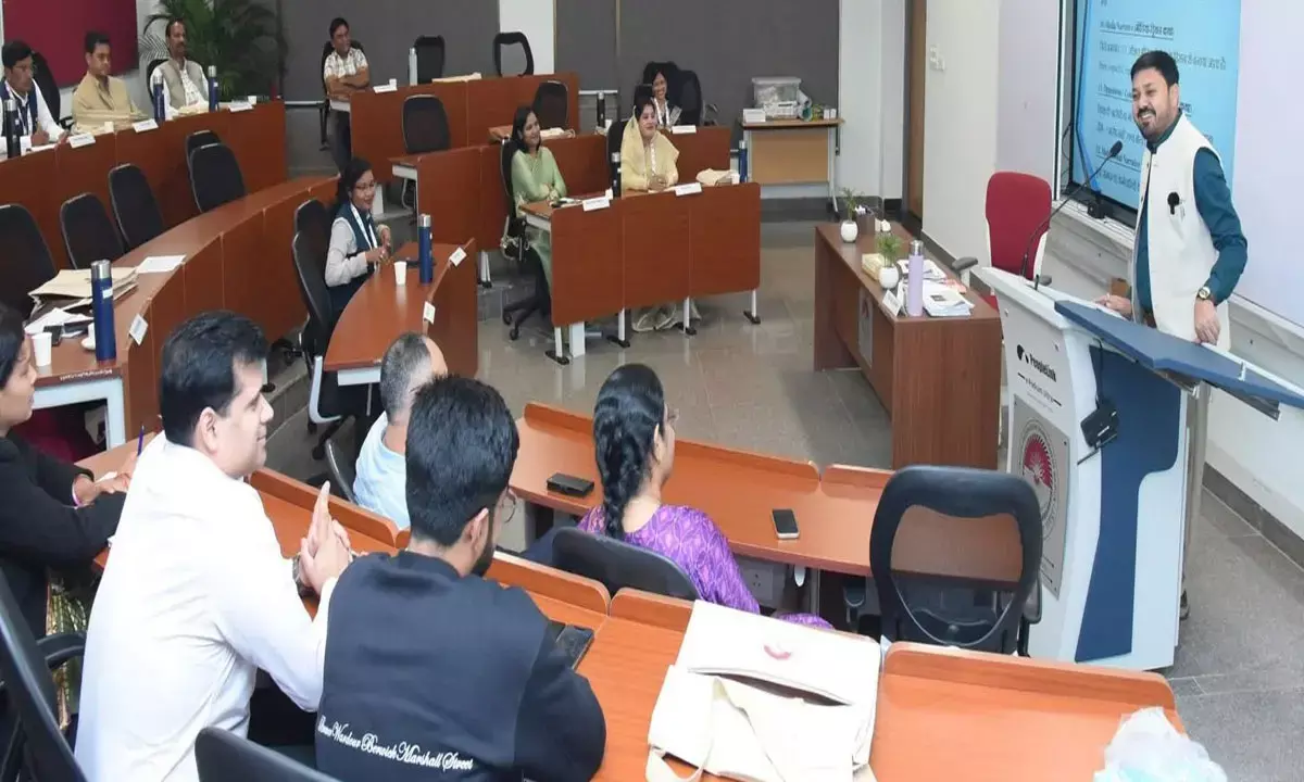 जनप्रतिनिधियों को संबोधित करते हुए विधायक अनुज शर्मा