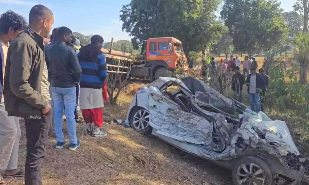 घटनास्थल पर उमड़ी लोगों की भीड़