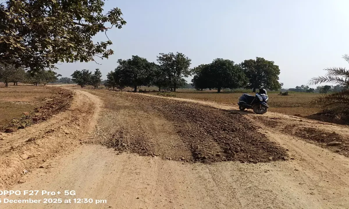 2 करोड़ की सड़क चढ़ रही भ्रष्टाचार की भेंट : रोड में मुरुम की जगह खेत की मिट्टी का किया रहा प्रयोग, अधिकारियों ने साधी चुप्पी