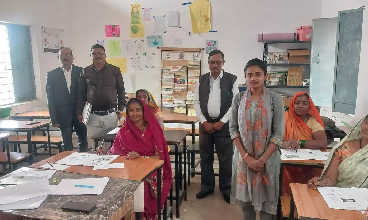 निरक्षरों ने साक्षर बनने के लिए दिलाई परीक्षा