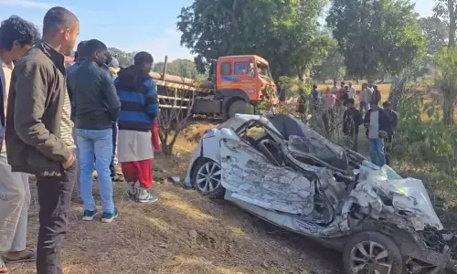 घटनास्थल पर उमड़ी लोगों की भीड़