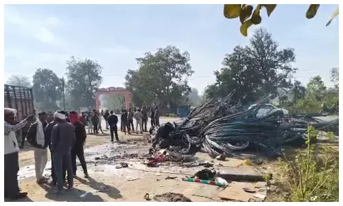 मंडला में सरिया से भरा ट्रक पलटा, 3 की मौत मंडला में सरिया से भरा ट्रक पलटा, 3 की मौत