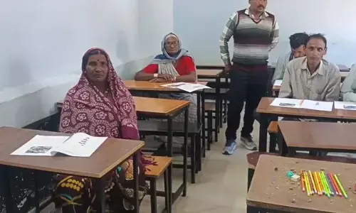 उल्लास नवभारत साक्षरता कार्यक्रम के तहत बुजुर्ग ने दिलाई महापरीक्षा