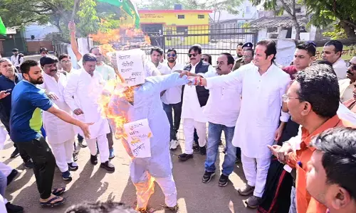 किसान ने की आत्महत्या की कोशिश : कांग्रेसियों ने फूंका सरकार का पुतला, विरोध में जमकर लगाए नारे