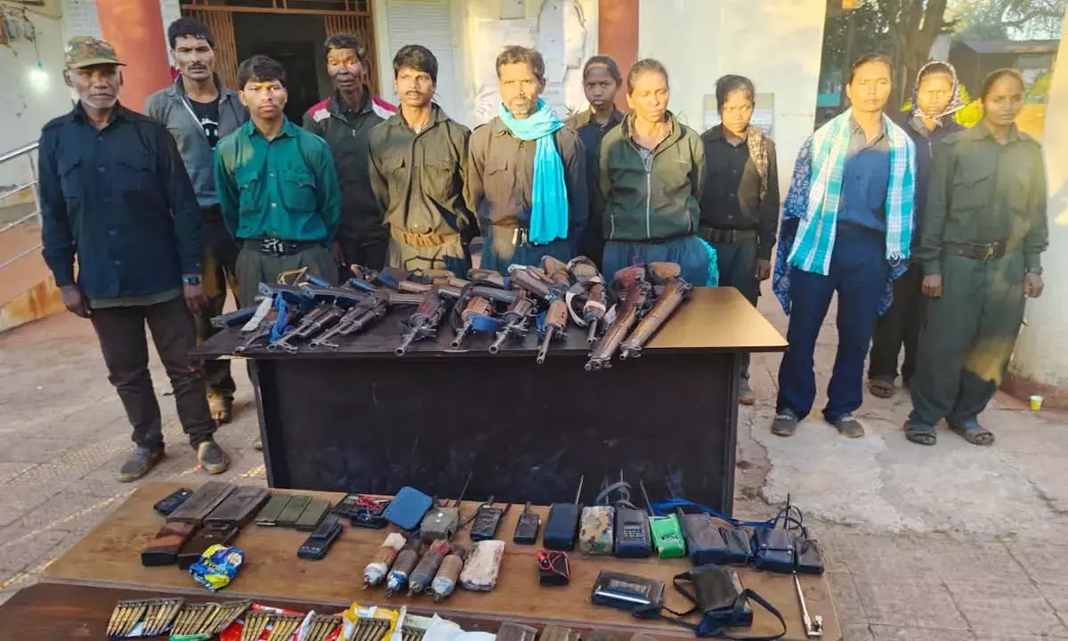 आंध्र-एमपी में समर्पण : 33 लाख के ईनामी दंपति ने डाले हथियार, बालाघाट में कान्हा-भोरमदेव सक्रिय नक्सलियों का समर्पण आंध्र-एमपी में समर्पण : 33 लाख के ईनामी दंपति ने डाले हथियार, बालाघाट में कान्हा-भोरमदेव सक्रिय नक्सलियों का समर्पण