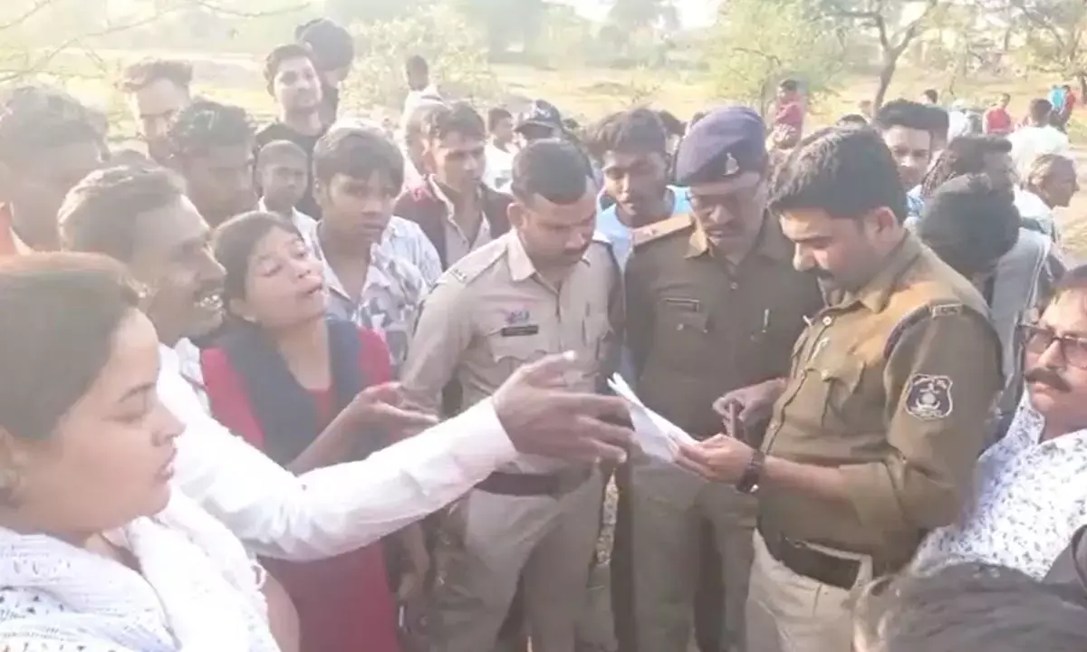 धर्मान्तरित व्यक्ति के शव दफ़न का लोगों ने किया विरोध धर्मान्तरित व्यक्ति के शव दफ़न का लोगों ने किया विरोध