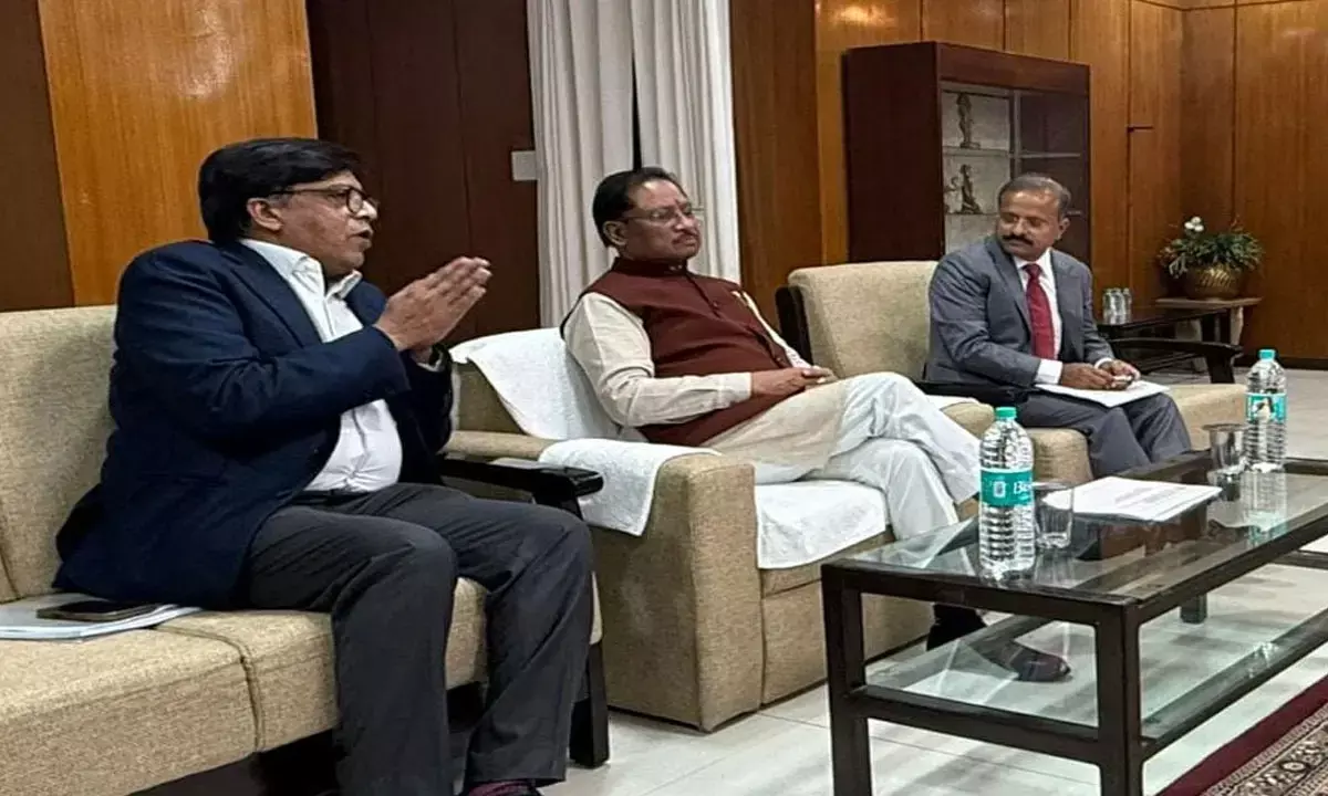 नई सिंचाई तकनीक प्रेशर इरिगेशन नेटवर्क के बारे में समझते हुए सीएम साय