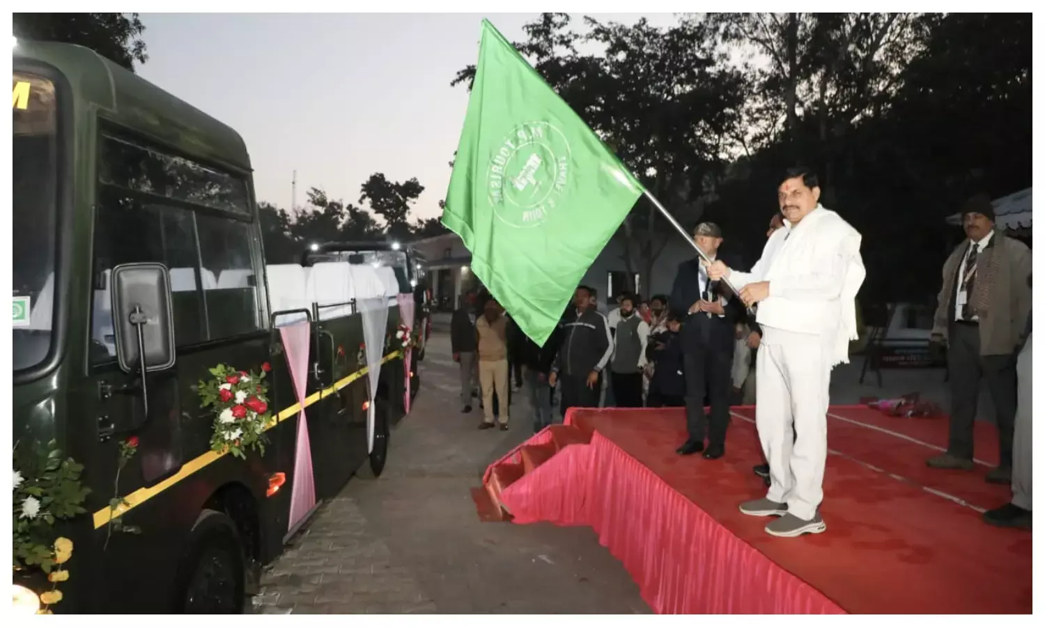 CM डॉ. मोहन यादव ने पन्ना नेशनल पार्क में 10 नई कैंटर बसों को दिखाई हरी झंडी