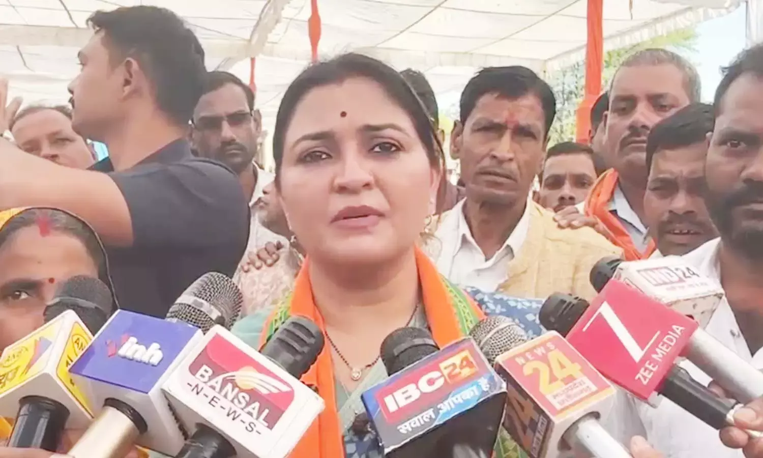 नहर और जलाशय निर्माण कार्यों का भूमिपूजन करती हुईं विधायक भावना बोहरा नहर और जलाशय निर्माण कार्यों का भूमिपूजन करती हुईं विधायक भावना बोहरा