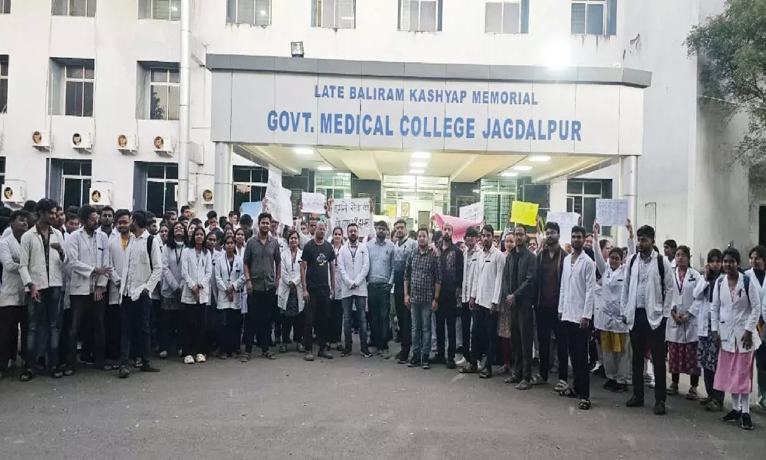 मेडिकल कालेज के छात्रों ने खोला मोर्चा : स्टेट कोटा 50 प्रतिशत से घटाकर 25% करने का किया विरोध