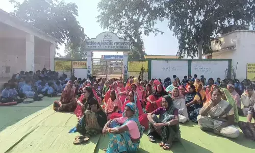 भरदा स्कूल में ग्रामीणों ने की तालाबंदी: शिक्षकों की कमी के विरोध में किया प्रदर्शन, बोले- 57 छात्रों पर सिर्फ 1 शिक्षक