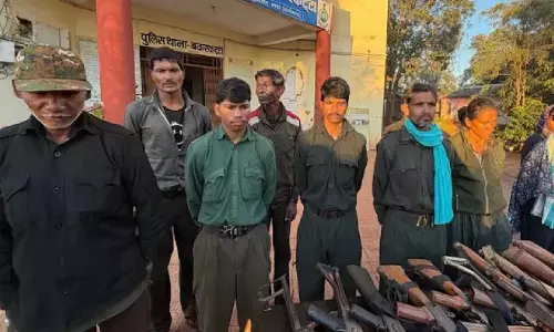 नक्सल संगठन को बड़ा झटका : एक करोड़ के इनामी CCM मेंबर नक्सली रामधेर ने अपने 12 साथियों के साथ डाले हथियार