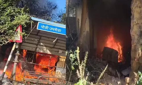 मोटरसाइकिल गैरेज में लगी भीषण आग : 25 मोटरसाइकिलें और अन्य सामान जलकर राख मोटरसाइकिल गैरेज में लगी भीषण आग : 25 मोटरसाइकिलें और अन्य सामान जलकर राख