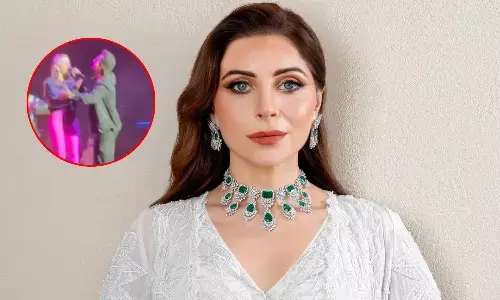 कनिका कपूर के साथ फैन ने की बदतमीजी, वीडियो वायरल