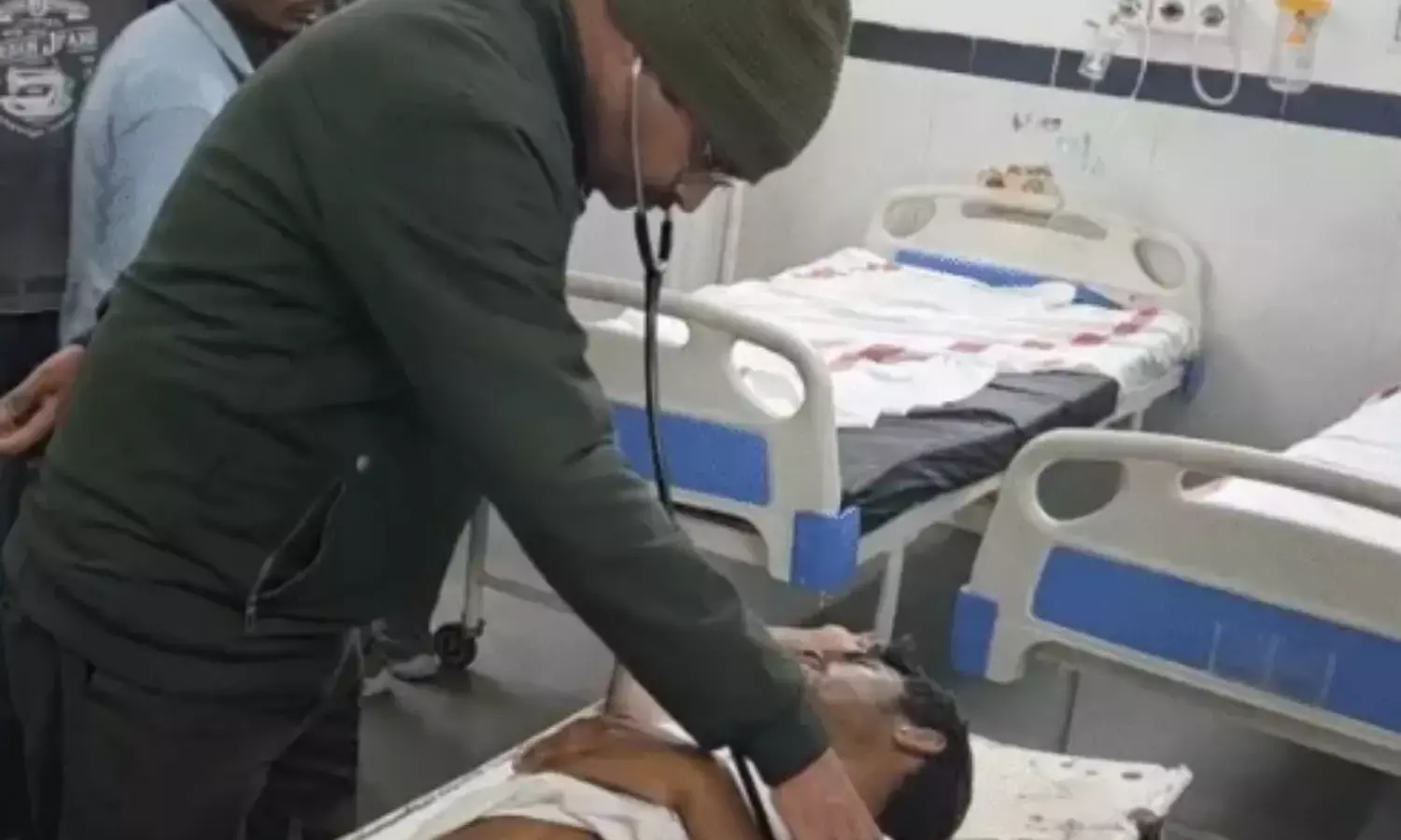 रिसॉर्ट में खाना खाने के बाद 4 कर्मचारियों की मौत, फूड पॉइजनिंग की आशंका रिसॉर्ट में खाना खाने के बाद 4 कर्मचारियों की मौत, फूड पॉइजनिंग की आशंका