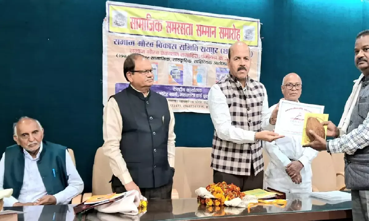 सामाजिक प्रतिभा सम्मान समारोह : छत्तीसगढ़िया संस्कृति का प्रचार- प्रसार करने वाले धनंजय राठौर को किया गया सम्मानित सामाजिक प्रतिभा सम्मान समारोह : छत्तीसगढ़िया संस्कृति का प्रचार- प्रसार करने वाले धनंजय राठौर को किया गया सम्मानित