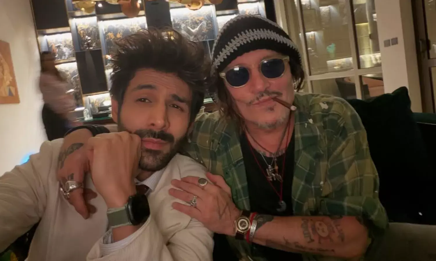 कार्तिक आर्यन ने इंस्टाग्राम पर हॉलीवुड स्टार जॉनी डेप से मुलाकात की तस्वीर शेयर की। कार्तिक आर्यन ने इंस्टाग्राम पर हॉलीवुड स्टार जॉनी डेप से मुलाकात की तस्वीर शेयर की।