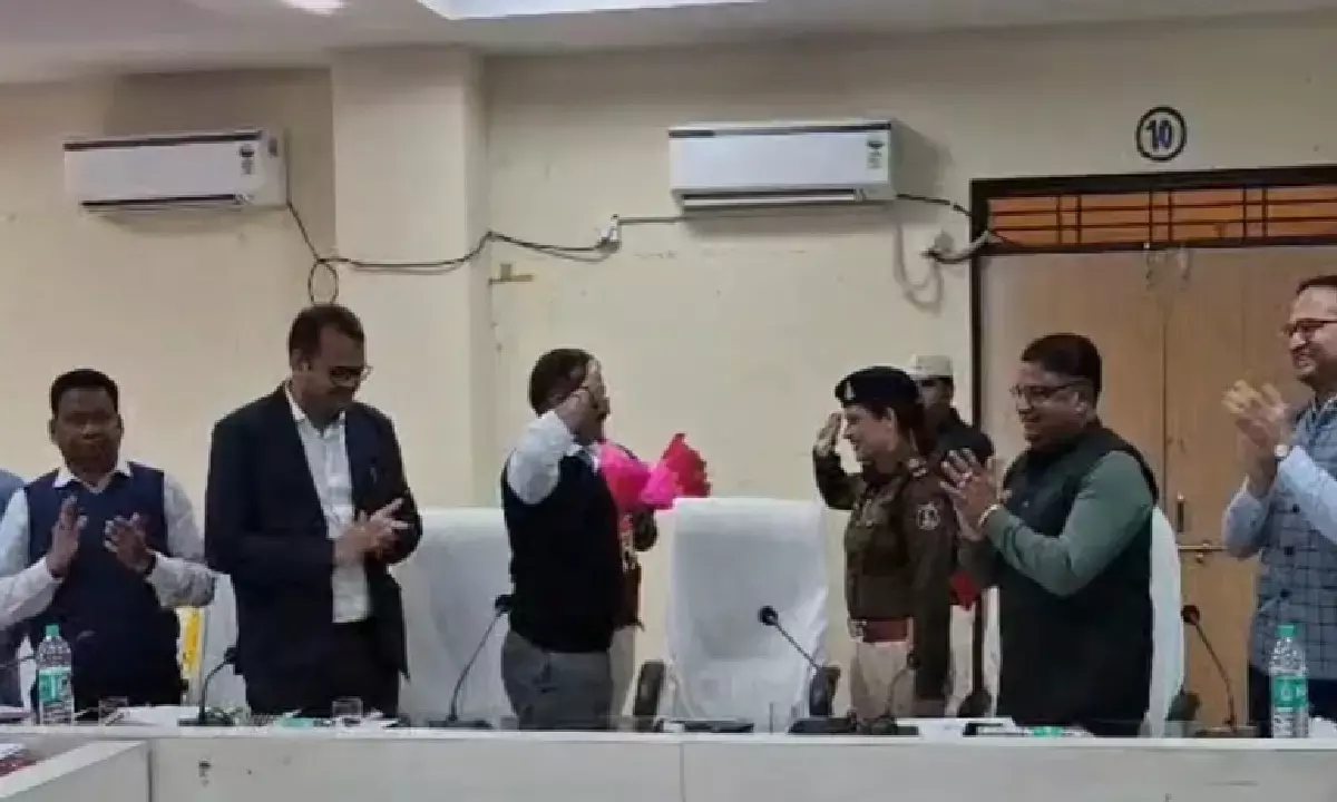 टीआई सुनीता भारद्वाज सम्मानित : अमेरा खदान में पत्थरबाजी-लाठीचार्ज के बीच दिखाया साहस, कलेक्टर ने सम्मान में किया सैल्यूट टीआई सुनीता भारद्वाज सम्मानित : अमेरा खदान में पत्थरबाजी-लाठीचार्ज के बीच दिखाया साहस, कलेक्टर ने सम्मान में किया सैल्यूट