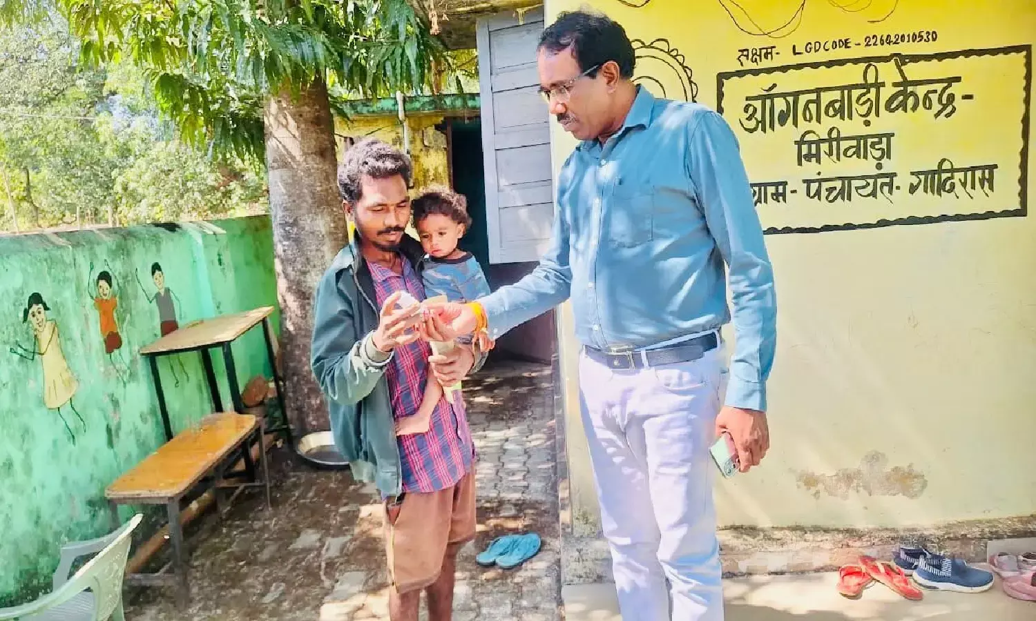 नदी-नाला पार कर पैदल पहुंची स्वास्थ्य विभाग की टीम : दामापारा गांव में लगा शिविर, CMHO ने दी मलेरिया की पहली खुराक नदी-नाला पार कर पैदल पहुंची स्वास्थ्य विभाग की टीम : दामापारा गांव में लगा शिविर, CMHO ने दी मलेरिया की पहली खुराक