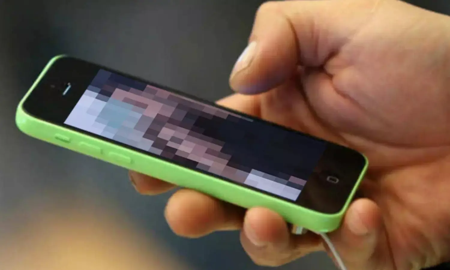 किसी भी तरह के आपत्तिजनक कंटेंट या वीडियो को शेयर करना या वायरल करना अपराध की श्रेणी में आता है। किसी भी तरह के आपत्तिजनक कंटेंट या वीडियो को शेयर करना या वायरल करना अपराध की श्रेणी में आता है।