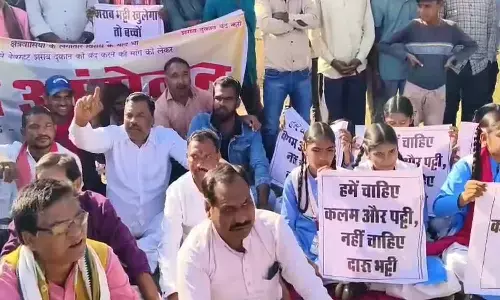 10 गांवों के ग्रामीणों ने किया प्रदर्शन: शराब दुकान हटाने की कर रहे मांग, कलेक्टर को सौंपा ज्ञापन