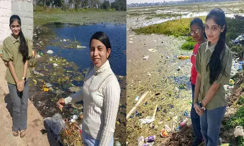 फील्ड- असाइनमेंट करती हुईं छात्राएं