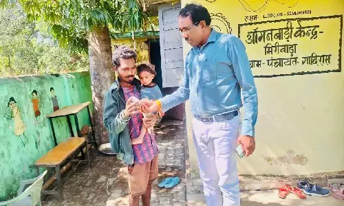 नदी-नाला पार कर पैदल पहुंची स्वास्थ्य विभाग की टीम : दामापारा गांव में लगा शिविर, CMHO ने दी मलेरिया की पहली खुराक