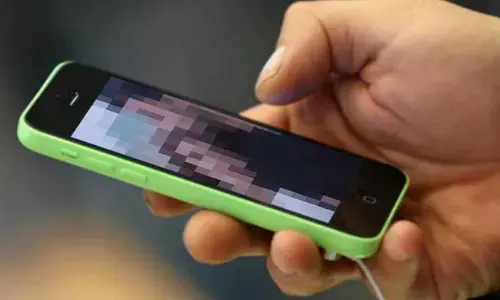 किसी भी तरह के आपत्तिजनक कंटेंट या वीडियो को शेयर करना या वायरल करना अपराध की श्रेणी में आता है।