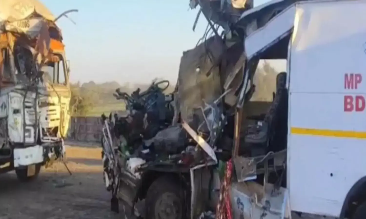 कंटेनर-डिस्पोजल स्क्वाड वाहन की टक्कर, 4 जवानों की मौत, 1 गंभीर