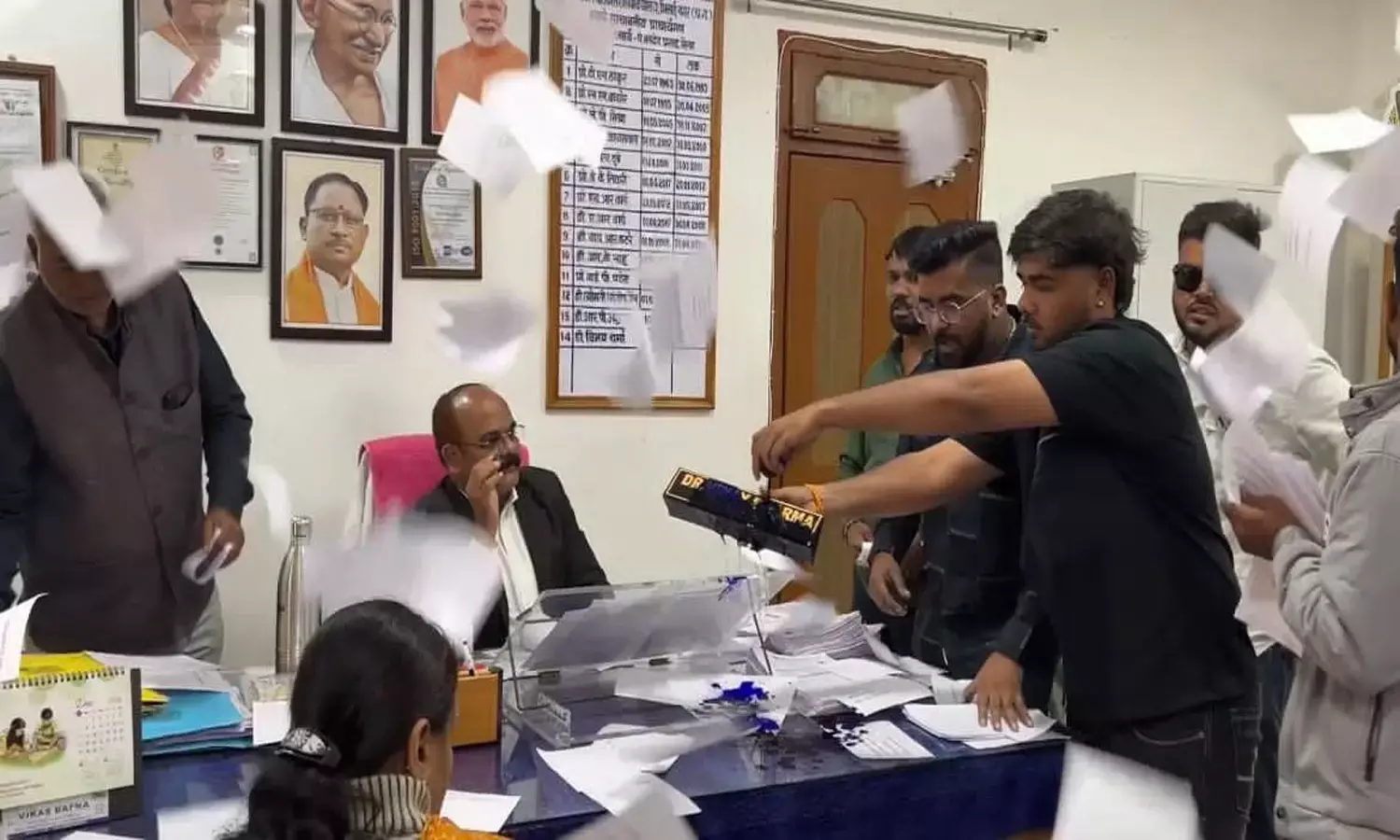 प्रिंसिपल के नेम प्लेट पर स्याही लगाते हुए कार्यकर्ता प्रिंसिपल के नेम प्लेट पर स्याही लगाते हुए कार्यकर्ता