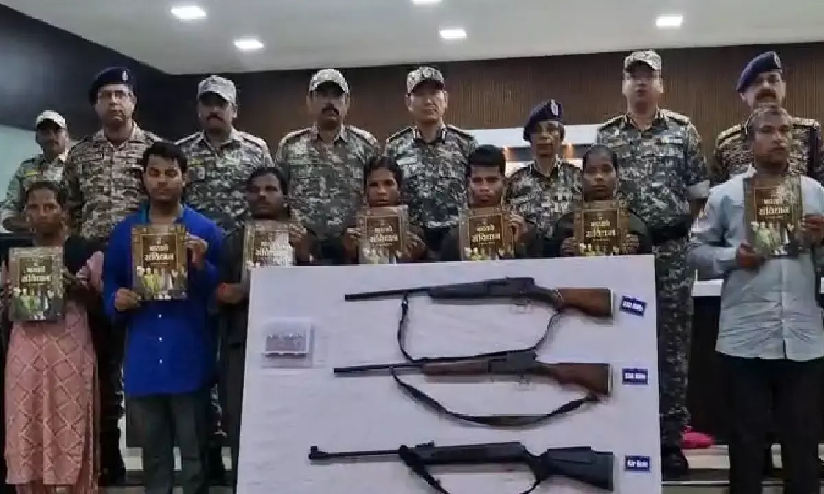 नक्सल मोर्चे पर एक और बड़ी सफलता : गढ़चिरौली में 11 नक्सलियों ने किया समर्पण, इन पर था 82 लाख रुपये का ईनाम