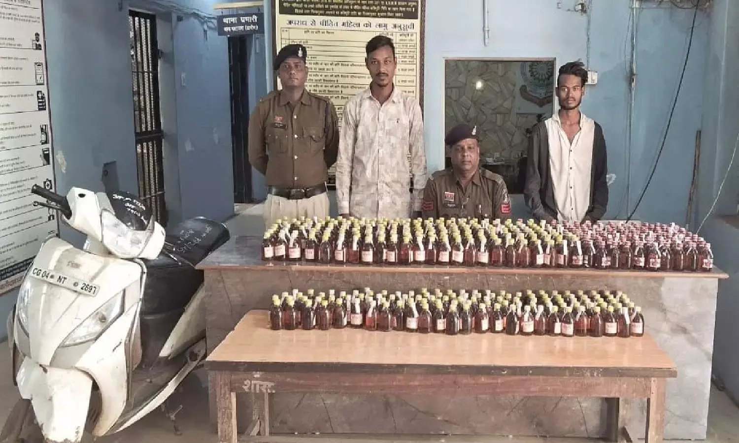 सरकारी शराब दुकान से हो रही थी तस्करी : पुलिस ने मास्टर माइंड सेल्समैन समेत तीन आरोपियों को किया गिरफ्तार सरकारी शराब दुकान से हो रही थी तस्करी : पुलिस ने मास्टर माइंड सेल्समैन समेत तीन आरोपियों को किया गिरफ्तार