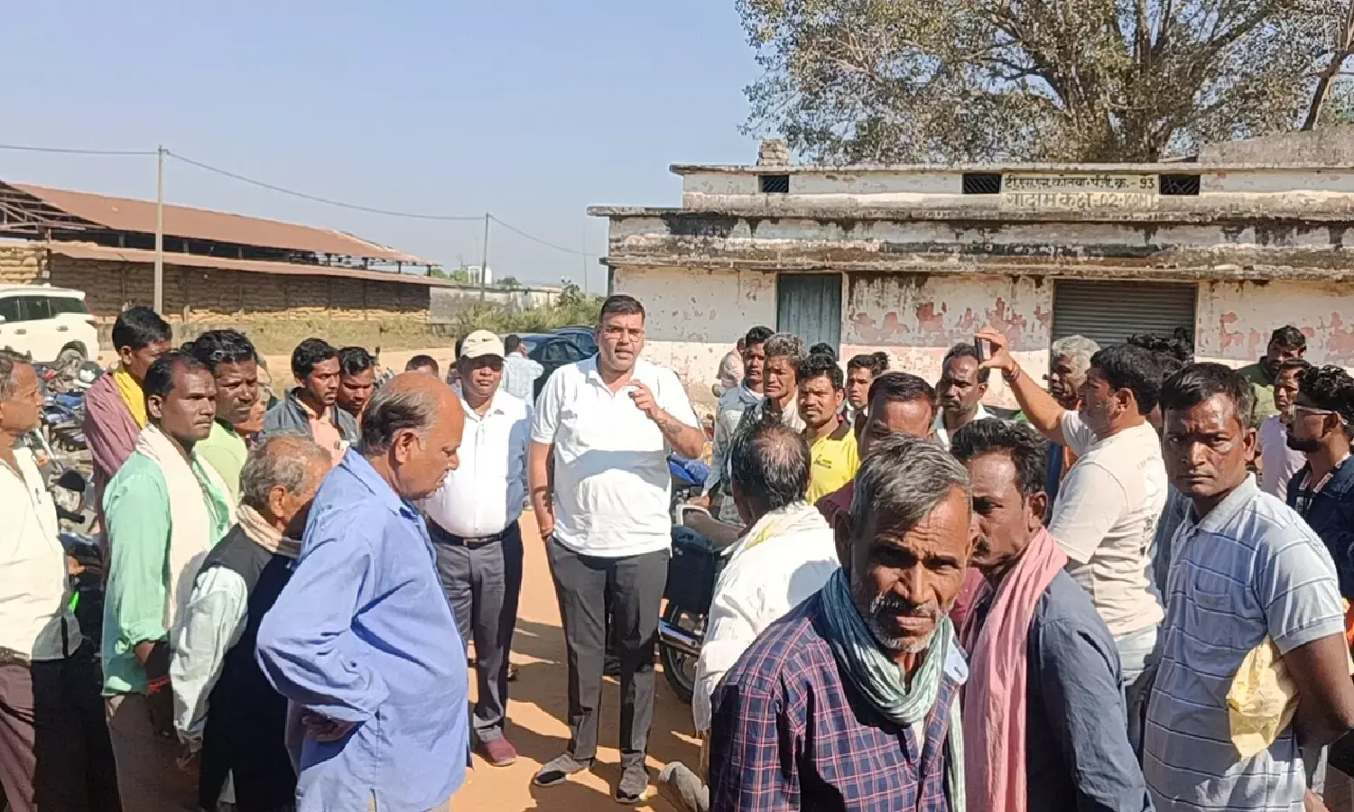 धान खरीदी केंद्र में अव्यवस्था : किसानों का दर्द सुनने पहुँची निगरानी समिति, कलेक्टर ने धान खरीदी केंद्र में अव्यवस्था : किसानों का दर्द सुनने पहुँची निगरानी समिति, कलेक्टर ने