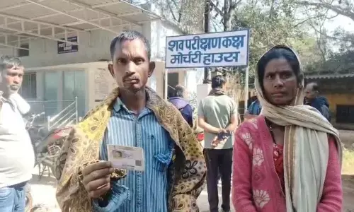 एंबुलेंस में प्रसव : प्रसूता और नवजात की हो गई मौत, उपचार नहीं करने का आरोप एंबुलेंस में प्रसव : प्रसूता और नवजात की हो गई मौत, उपचार नहीं करने का आरोप